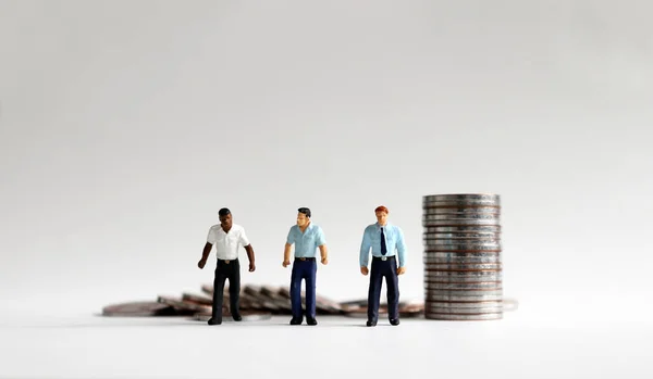 Tres Hombres Miniatura Con Una Pila Monedas —  Fotos de Stock