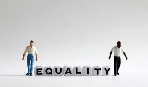 Białe Kostki Słowami Equality Biały Sześcian Piasek Miniaturowych Ludzi — Zdjęcie stockowe