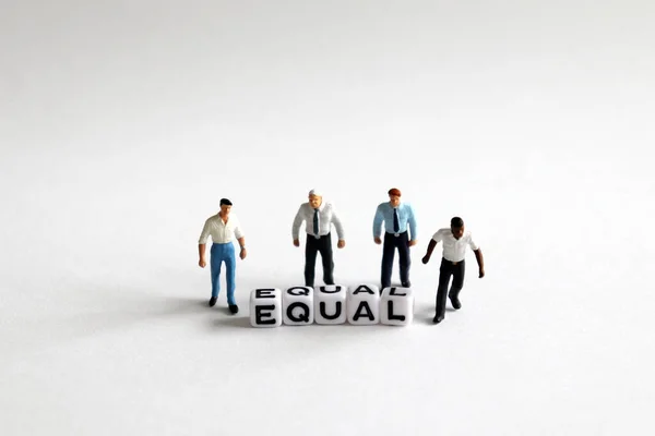Białe Kostki Słowami Equal Biały Sześcian Piasek Miniaturowych Ludzi — Zdjęcie stockowe