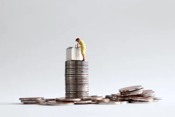 Una Mujer Miniatura Que Trabaja Una Cocina Una Pila Monedas — Foto de Stock