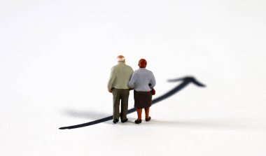 Minyatür yaşlı bir çiftin sırtı kara bir okun üzerinde duruyor..