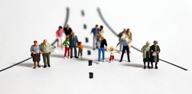 Sokakta yürüyen çeşitli minyatür insanlar..