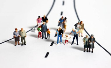 Aynı sokakta duran çeşitli minyatür insanlar..