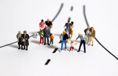 Aynı sokakta duran çeşitli minyatür insanlar..