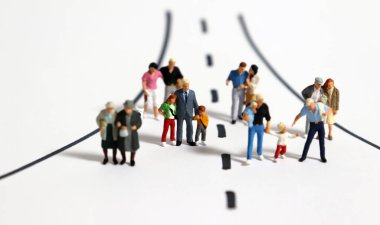 Aynı yolda yürüyen çeşitli minyatür insanlar var mı?.