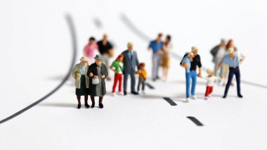 Aynı yolda yürüyen çeşitli minyatür insanlar var mı?.