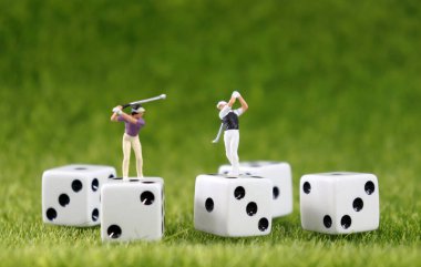 Beyaz zarlar üzerinde çimenlik zarı olan iki küçük golfçü..