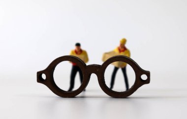 Minyatür gözlük ve minyatür kuryeler..