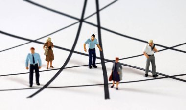 Sosyal uzaklık kavramı. Uygun mesafede duran minyatür insanlar.