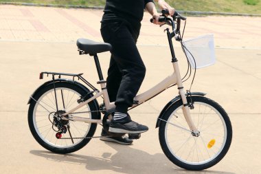 Bisiklet sürmeyi öğrenen bir kadın..