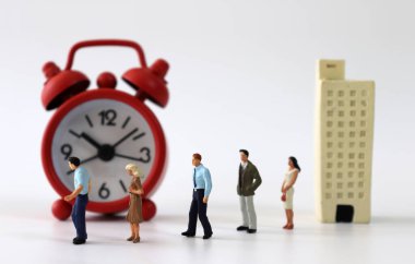 Minyatür insanlar minyatür binadan alarma doğru yürüyorlar..
