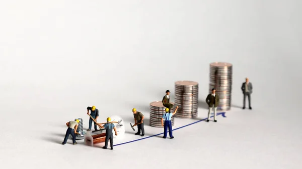 Pila Monedas Personas Miniatura Concepto Producción Distribución Renta — Foto de Stock