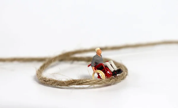 Hombre Miniatura Silla Ruedas Con Una Cuerda — Foto de Stock