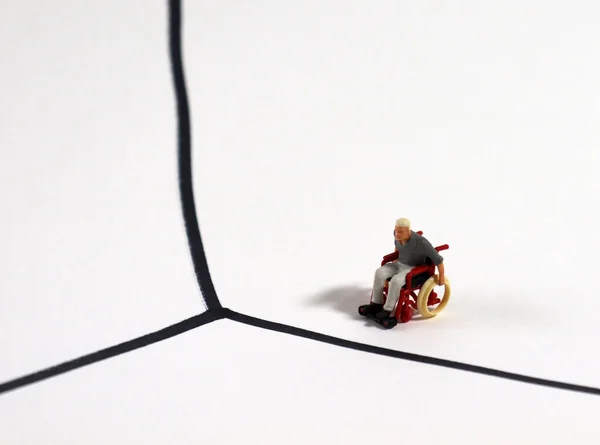 Ein Miniaturmann Rollstuhl Konzepte Zur Sozialen Strukturellen Diskriminierung Von Behinderten — Stockfoto