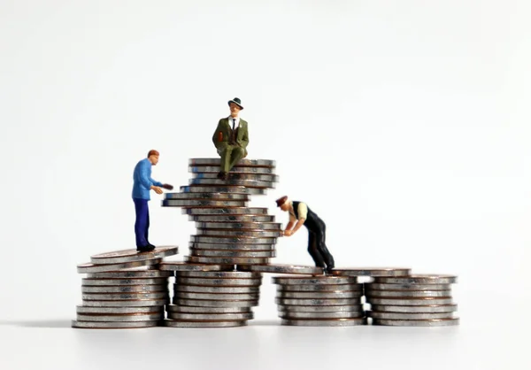 Personas Miniatura Montones Monedas Concepto Sobre Brecha Entre Ricos Pobres —  Fotos de Stock