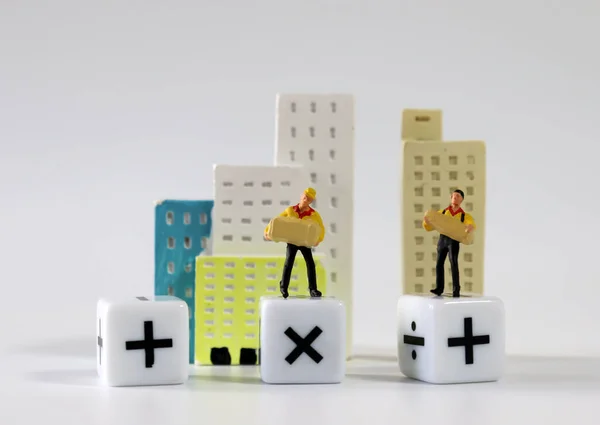 Miniatur Kuriere Stehen Auf Einem Würfel Mit Einem Arithmetischen Operationssymbol — Stockfoto