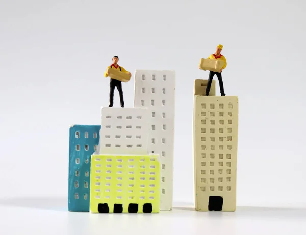 Два Мініатюрних Кур Єри Стоять Вершині Мініатюрних Будівель — стокове фото