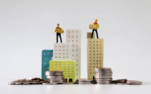 Два Мініатюрних Кур Єри Стоять Вершині Мініатюрних Будівель Монет — стокове фото