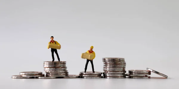 Dos Mensajeros Miniatura Pie Sobre Una Pila Monedas — Foto de Stock