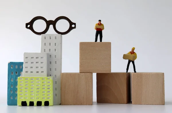 Miniatur Kuriere Stehen Auf Holzklötzen Und Miniaturbauten — Stockfoto