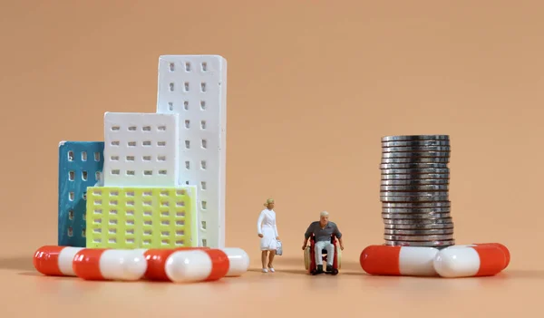 Una Enfermera Miniatura Pie Frente Píldoras Monedas Hombre Miniatura Una —  Fotos de Stock