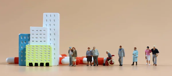 Мініатюрні Люди Вишикувалися Біля Мініатюрної Будівлі — стокове фото