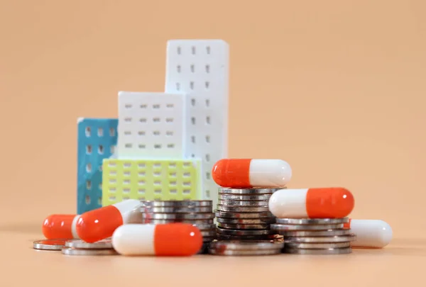 Pastillas Con Pilas Monedas Frente Del Edificio — Foto de Stock