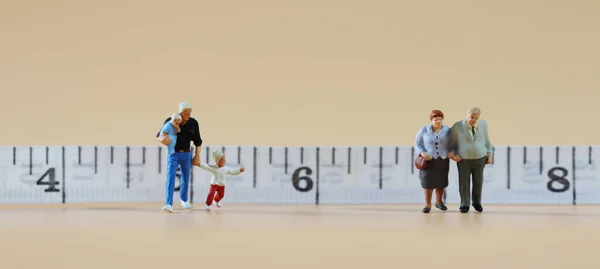 Pessoas Miniatura Frente Fita Métrica Conceito Distância Social — Fotografia de Stock