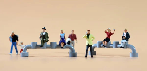 Koncepcja Ludzi Przyłączających Się Społecznego Dystansu Różni Miniaturowi Ludzie — Zdjęcie stockowe