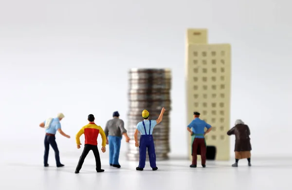 Una Variedad Personas Miniatura Reunieron Frente Edificios Miniatura Montones Monedas — Foto de Stock