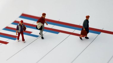 İnsanlar arasındaki gelir açığının büyümesi kavramı. Çubuk grafikte duran üç minyatür insan..