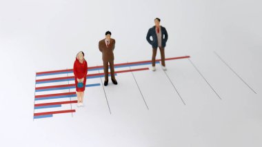 Çubuk grafiğin üzerinde duran minyatür insanlar. Sayısal değer ve insanların ilişkisi kavramları.