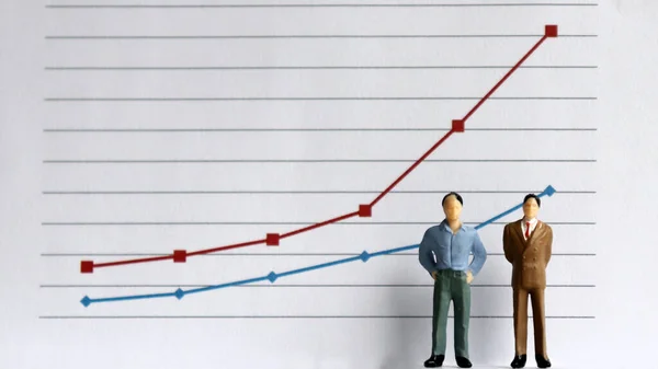 Zwei Männer Miniaturformat Stehen Vor Einem Linearen Diagramm Das Konzept — Stockfoto