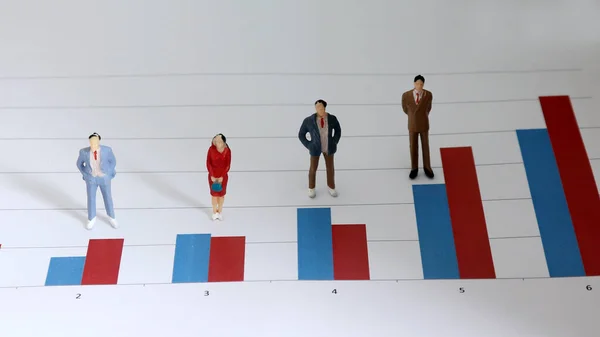 Miniatuurmensen Die Een Staafdiagram Staan Het Concept Van Mensen Het — Stockfoto