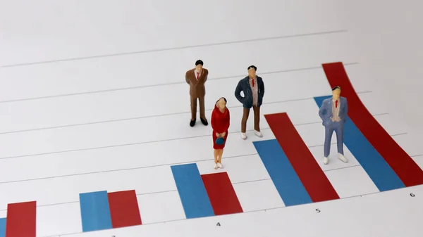 Miniaturmenschen Die Auf Einem Balkendiagramm Stehen Die Konzepte Der Menschen — Stockfoto