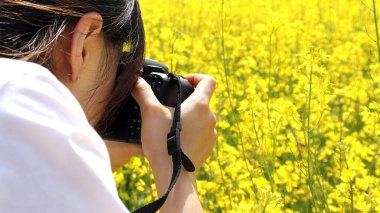 Kadın tecavüz çiçeği festivalinde fotoğraf çekiyor..