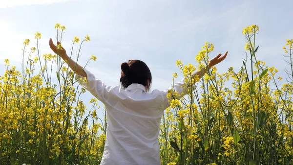 Back Woman Her Arms Spread Out Rape Flower Garden — Stock Photo, Image