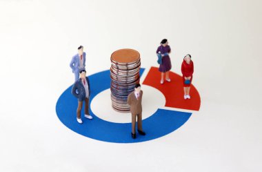 Donut grafiğinin üzerinde duran minyatür erkek ve kadınlar.
