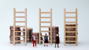 Bir yığın bozuk para ve minyatür insan. Topluma giren kadınların önündeki engeller..