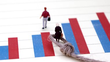 Bar çizelgeleri ve minyatür insanlar. Kadın sosyal statüsü ayrımcılığı kavramı.