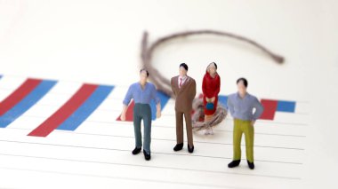 Bar çizelgeleri ve minyatür insanlar. İş ve iş hayatında kadınlara karşı ayrımcılık kavramı.