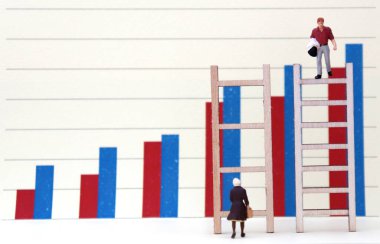 Grafik ve minyatür insanlar. İstihdam ve teşvikte cinsiyet ayrımcılığı politikası.