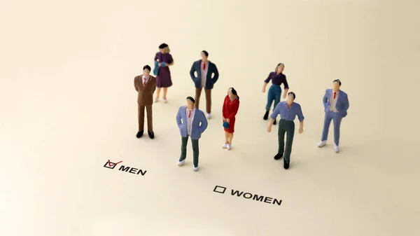 Pessoas Miniatura Frente Uma Caixa Verificação Seleccionada Como Homens Conceito — Fotografia de Stock