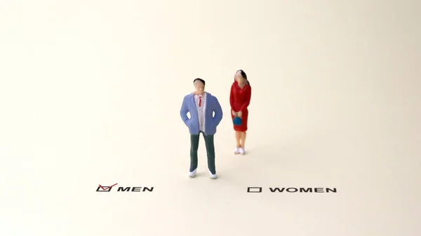 男達に選ばれたチェックボックスの前に立つミニチュア男とミニチュア女 雇用における男女差別の概念 — ストック写真