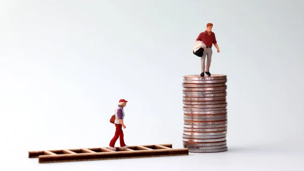 Concepto Salarial Discriminatorio Montón Monedas Hombres Mujeres Miniatura — Foto de Stock
