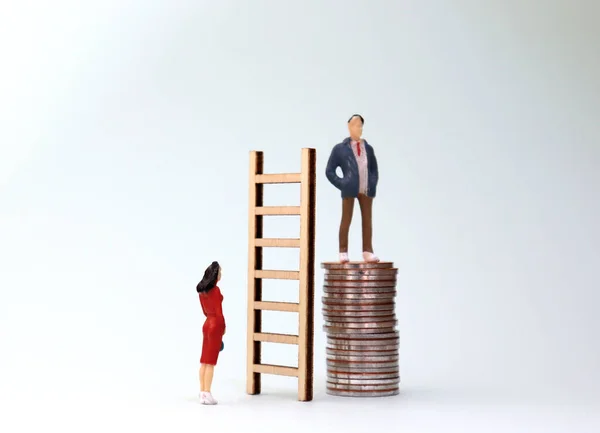 Montón Monedas Gente Miniatura Conceptos Tratamiento Diferenciados Para Hombres Mujeres — Foto de Stock