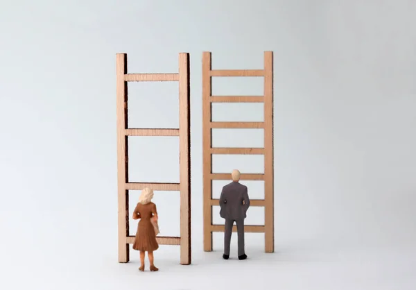 Миниатюрные Мужчины Женщины Стоят Перед Различными Лестницами Концепция Гендерной Дискриминации — стоковое фото