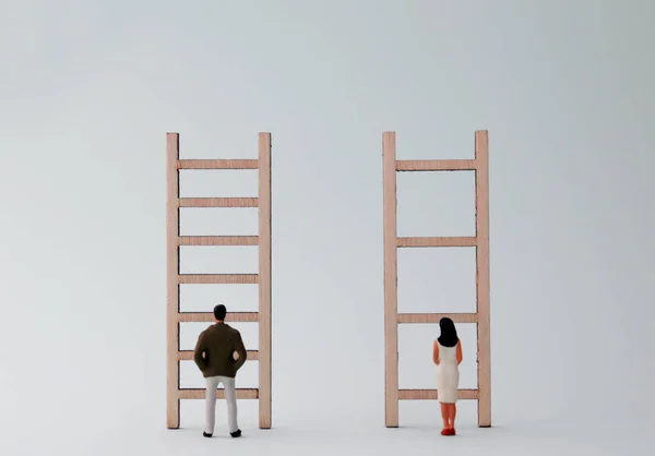 Hombres Mujeres Miniatura Pie Frente Diferentes Escaleras Concepto Discriminatorio Empleo — Foto de Stock