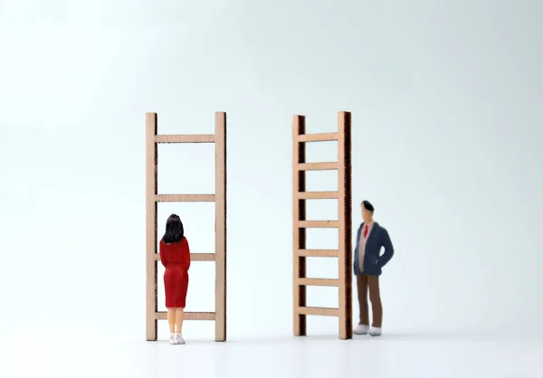 Hombres Mujeres Miniatura Pie Frente Diferentes Escaleras Concepto Diferenciación Género — Foto de Stock