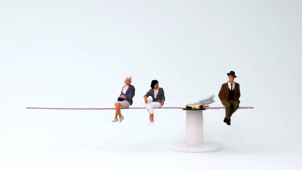 Hombre Mujer Miniatura Sentados Las Manos Reloj Conceptos Desigualdad — Foto de Stock